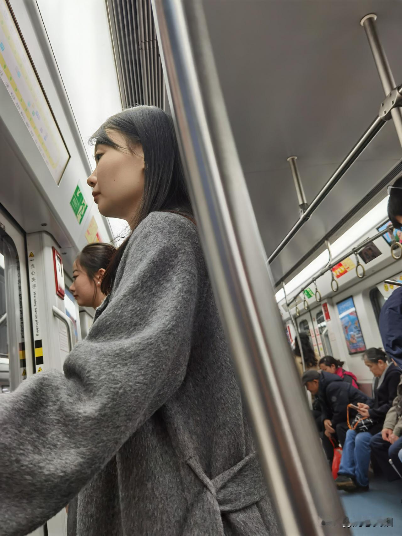 这两个美女真有意思，一直在地铁的门口上站着，明明有位置就是不坐，是不是觉自己长得