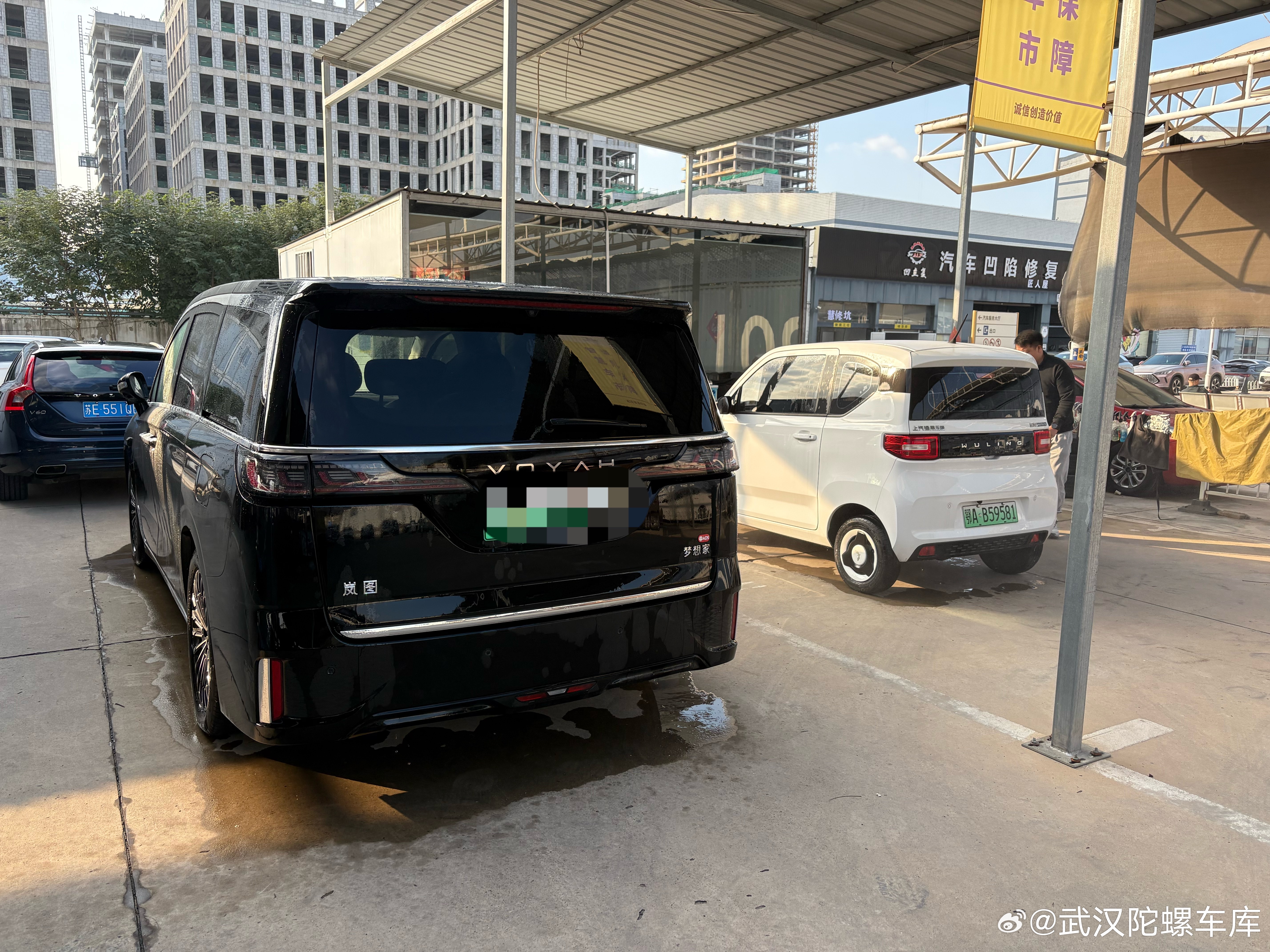 大块头岚图梦想家VS小蹦蹦五菱宏光mini一台梦想家感觉得抵得上五台宏光迷你大[