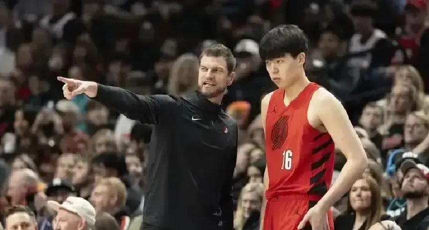 奇才最后11秒搞了个橄榄球长传，让阿夫迪亚扔超远三分，球砸框，比赛没了。球迷直接