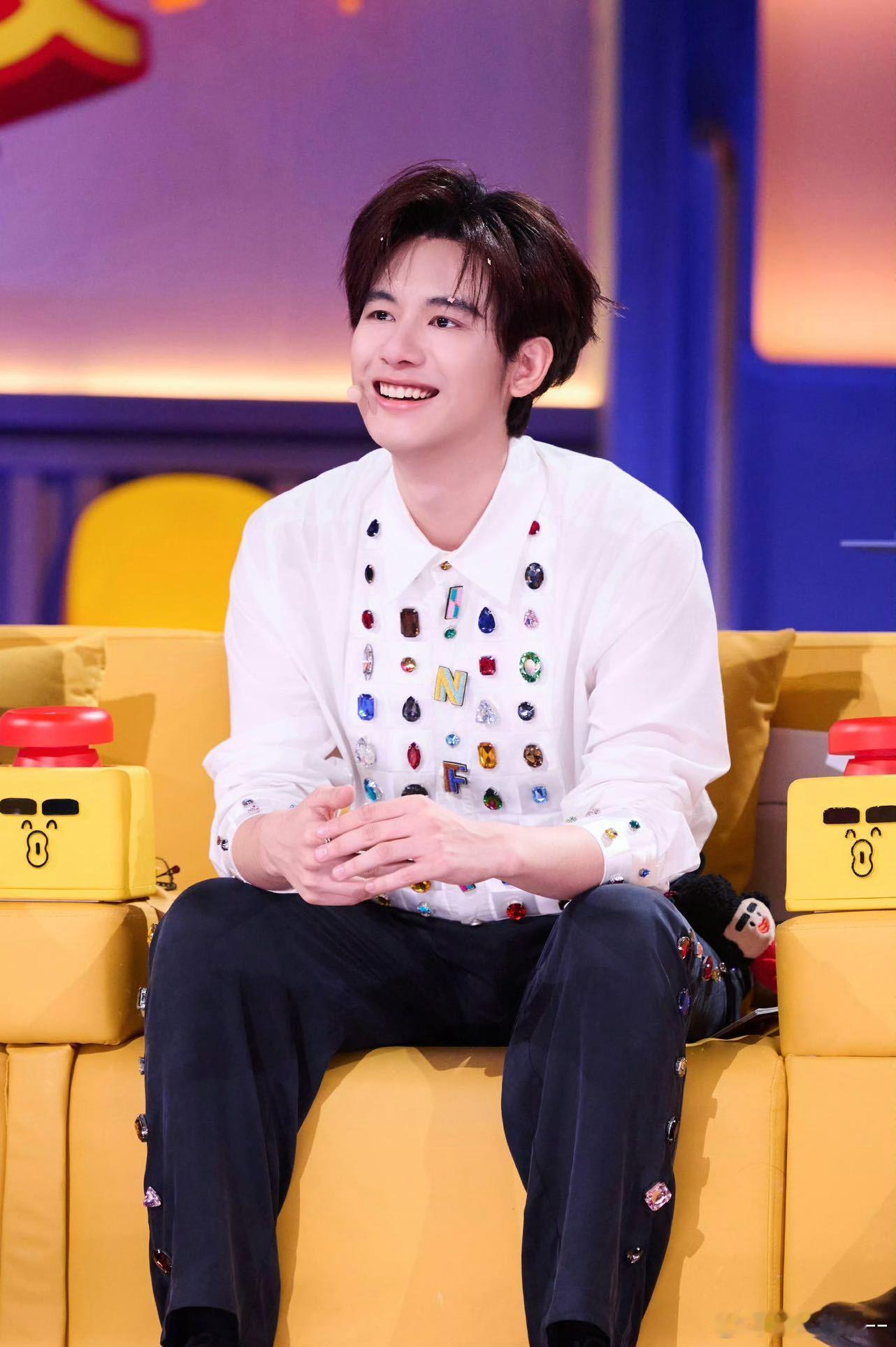 胡先煦告别喜人vlog 胡先煦真的是个细腻的演员，每次和喜人的互动都很温暖。特别