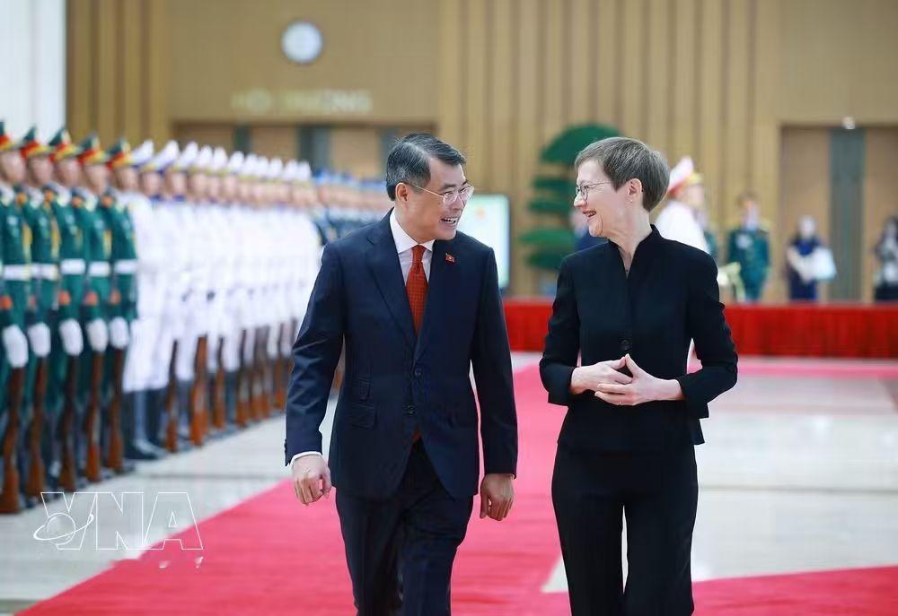 不用翻译就可以交流，黎明兴真可以！

10月18日，黎明兴主持仪式，欢迎列支敦士