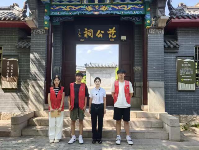 秦岭笑谈[超话]夕阳西下时，实践活动接近尾声，队员们再次站在范仲淹的塑像前，心中
