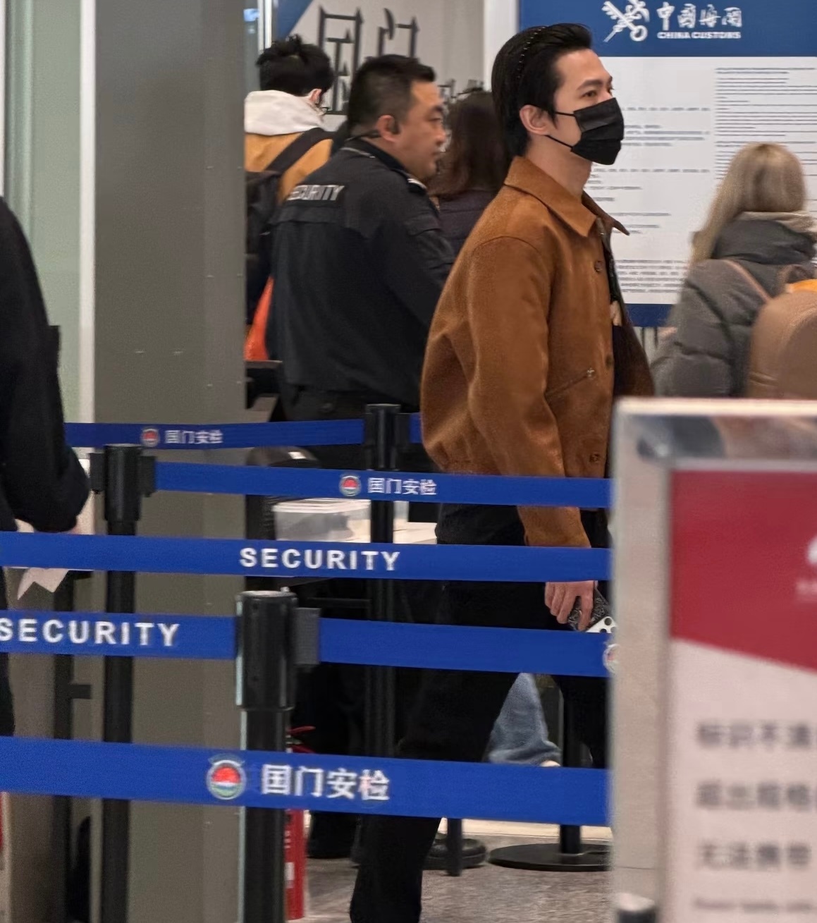 机场偶遇杨洋飞港澳杨洋发箍大背头造型 这个发际线和发量是谁羡慕了我不说 