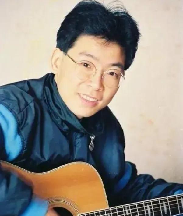 1982年，张明敏唱完《我的中国心》后，被香港乐坛除名。正当他心灰意冷准备回电子