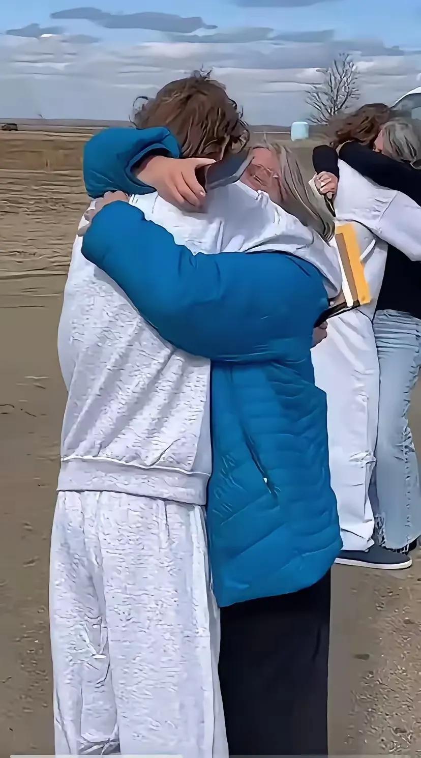 特朗普刚上台，第一件事就是赦免当年大闹国会山的1500名“囚徒”。
说真的，跟着