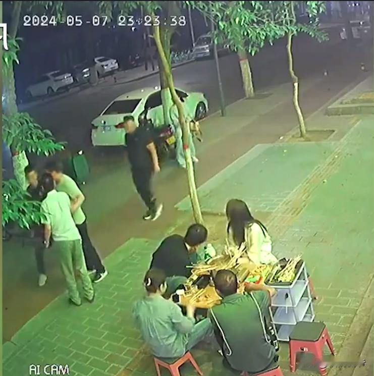 令人痛心！陕西宝鸡一火锅店门口半夜发生命案，旁人冷漠让受害者错失保命机会。
5月