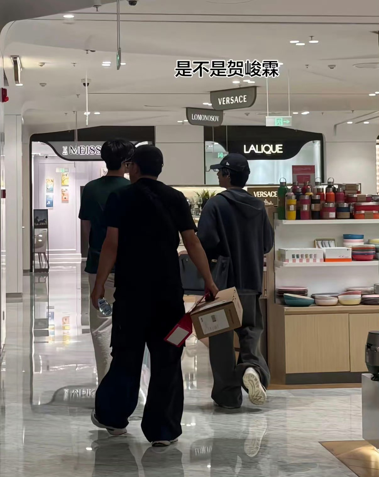 你后面这个叔叔我知道是谁 你旁边这个叔叔是谁？ 