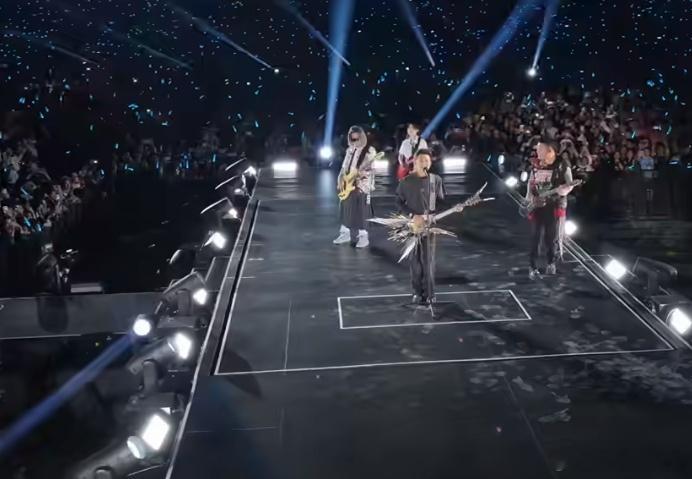 谢霆锋鸟巢空降巨手谢霆锋鸟巢演唱会要来啦，这次的演唱会应该很精彩，真的是很期待啊