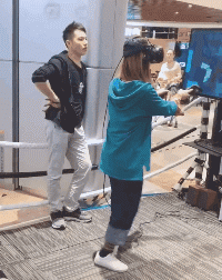 员工：我去！祖宗，别等会害我也得赔钱……
