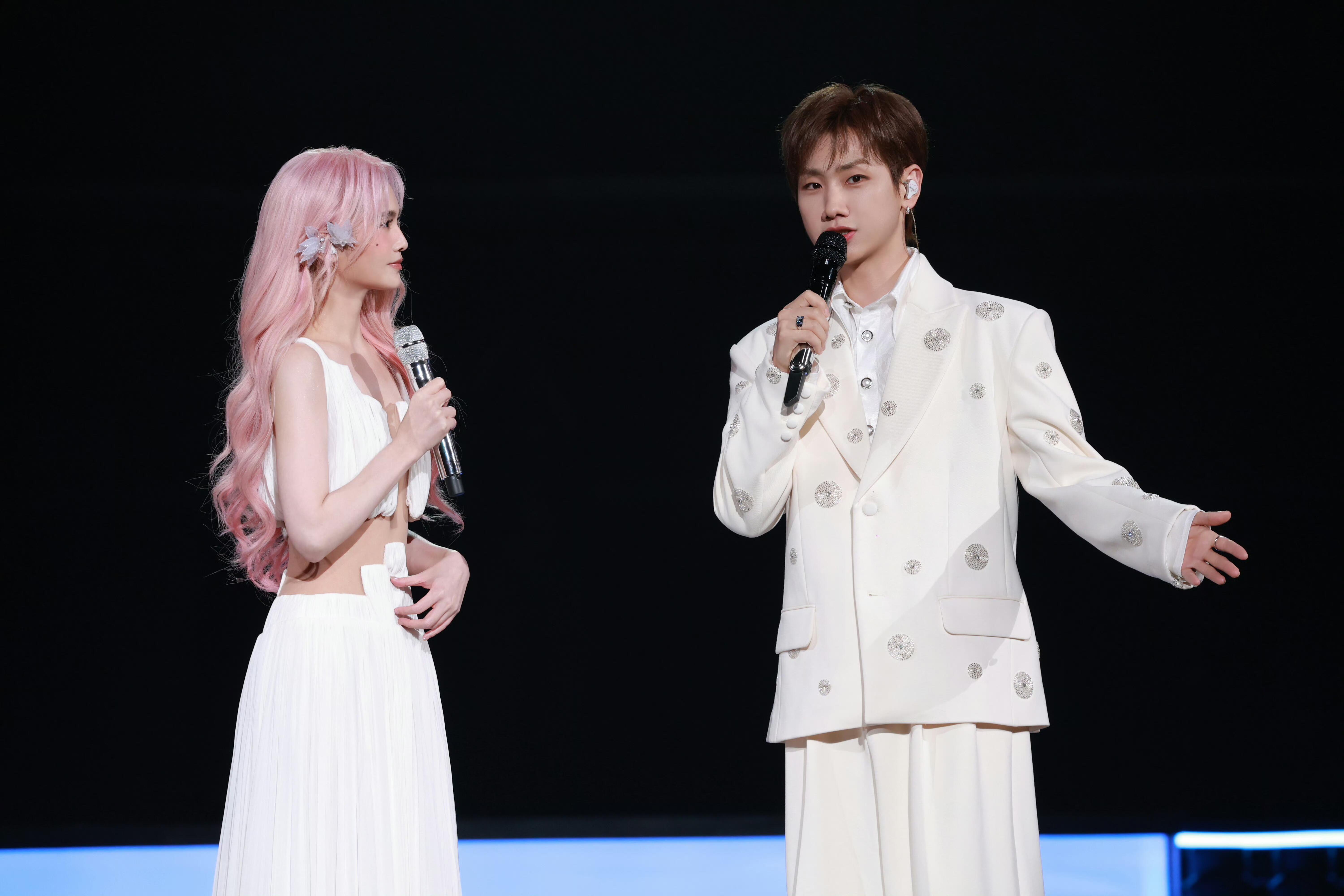 汪苏泷晒和杨丞琳手牵手背影照白马王子和他的姐姐