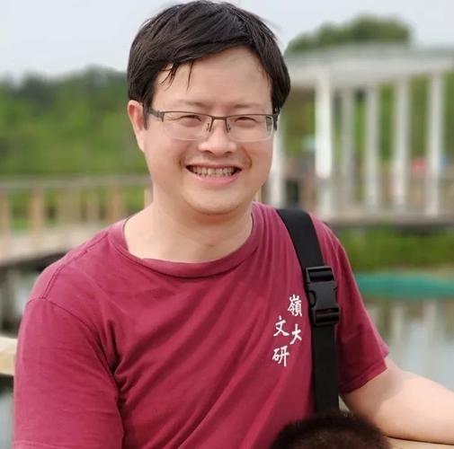 2023年，著名学者温铁军，他的质疑振聋发聩：“我们是否必须照搬西方的发展模式，