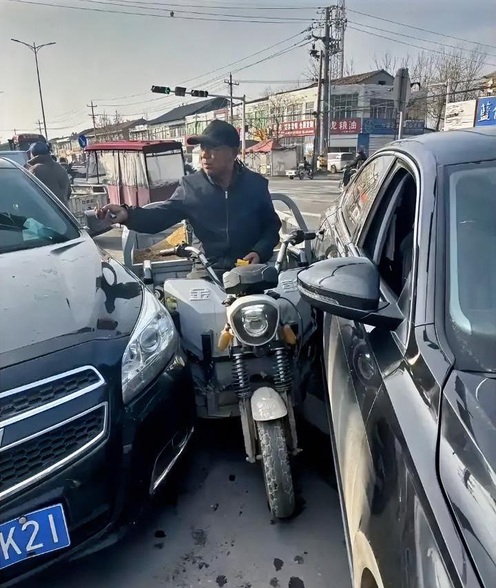 这大爷真淡定
都这样了还给车主发烟
主打一个和和气气
大爷骑三轮“一炮双响”
把