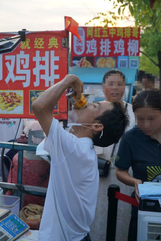 现在才知道为什么鸡排哥能成功？
因为他有4点常人不具备的特质！
1.不忘初心，日