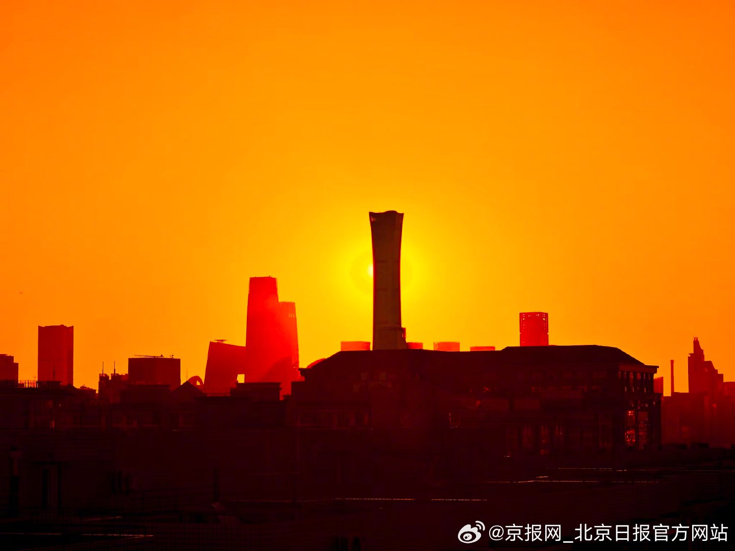 【#北京高考日朝霞祝你金榜题名#】#北京金色朝霞为高考生加油# 6月7日，高考首