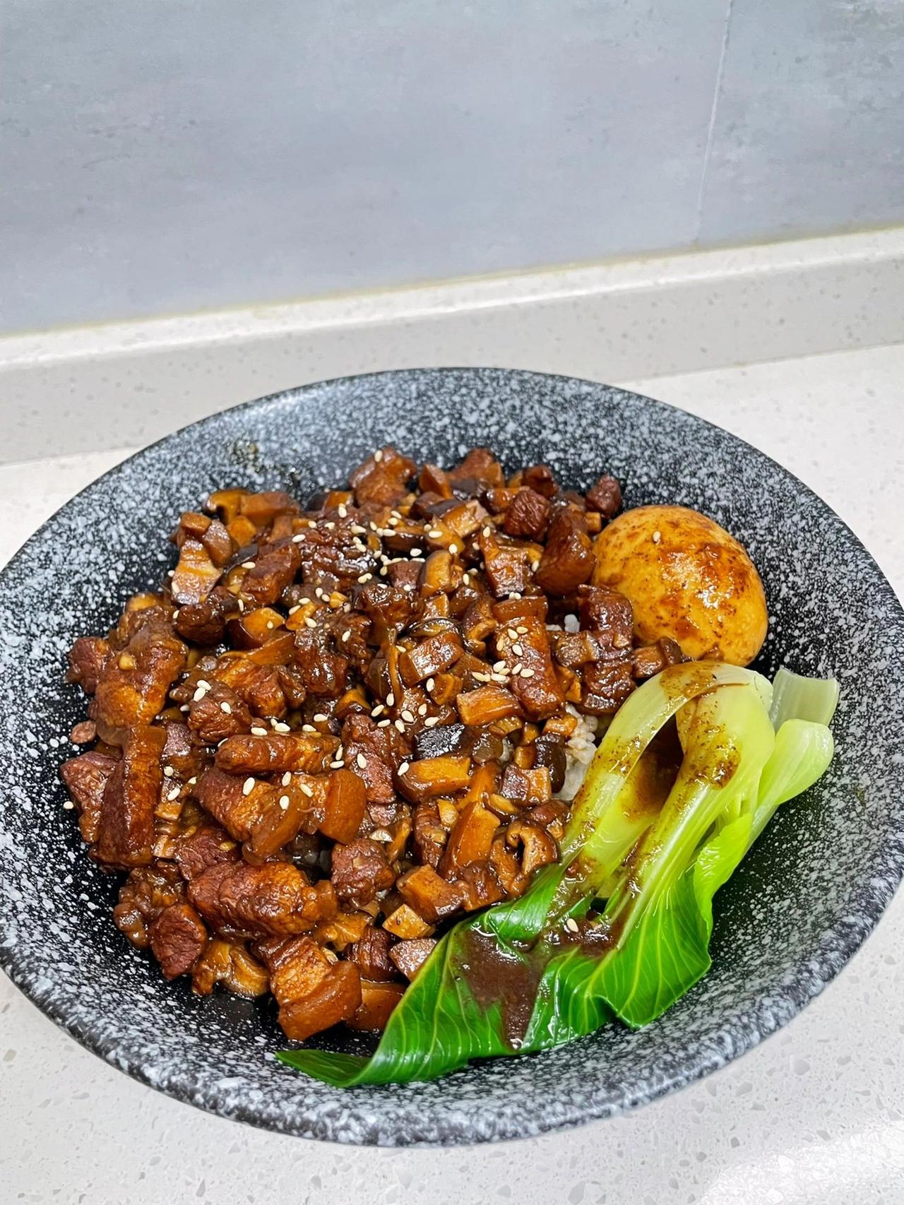 香喷喷的卤肉饭，入口即化，肥而不腻
谁还没吃过这么好吃的卤肉饭，做法简单，汤汁拌