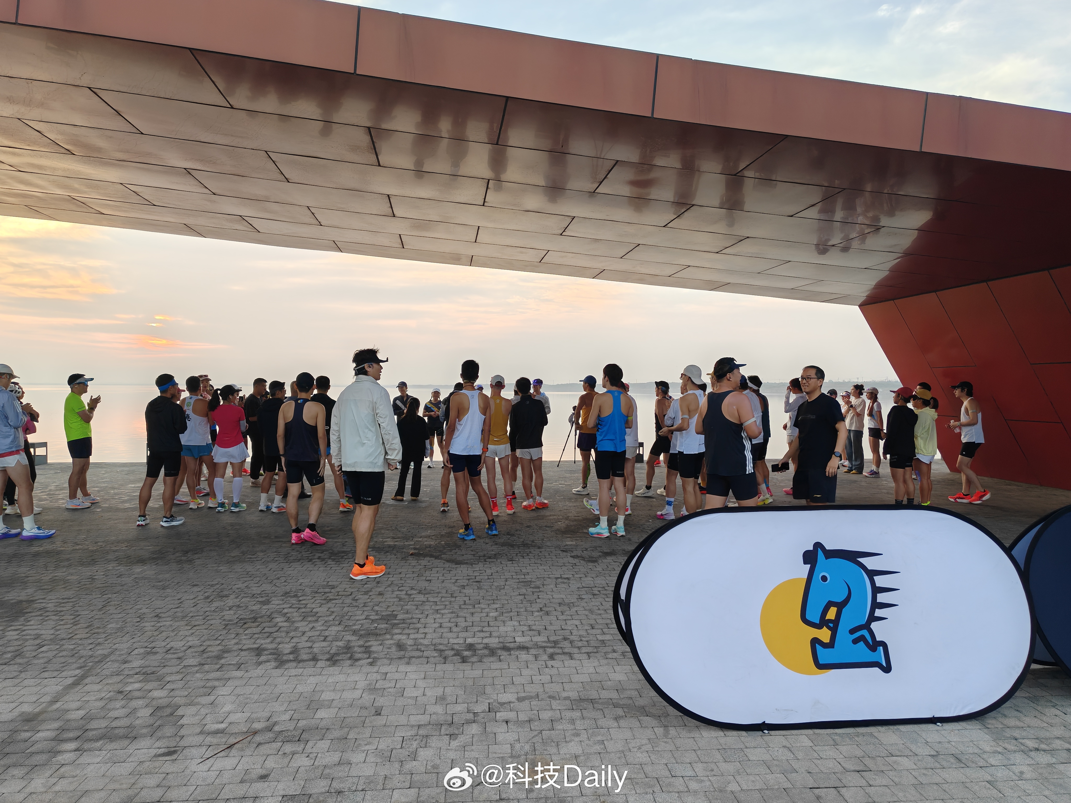 起大早海边围观半马，各位跑者太厉害了。我还处于跑不起来的状态，只能骑着单车，抓拍