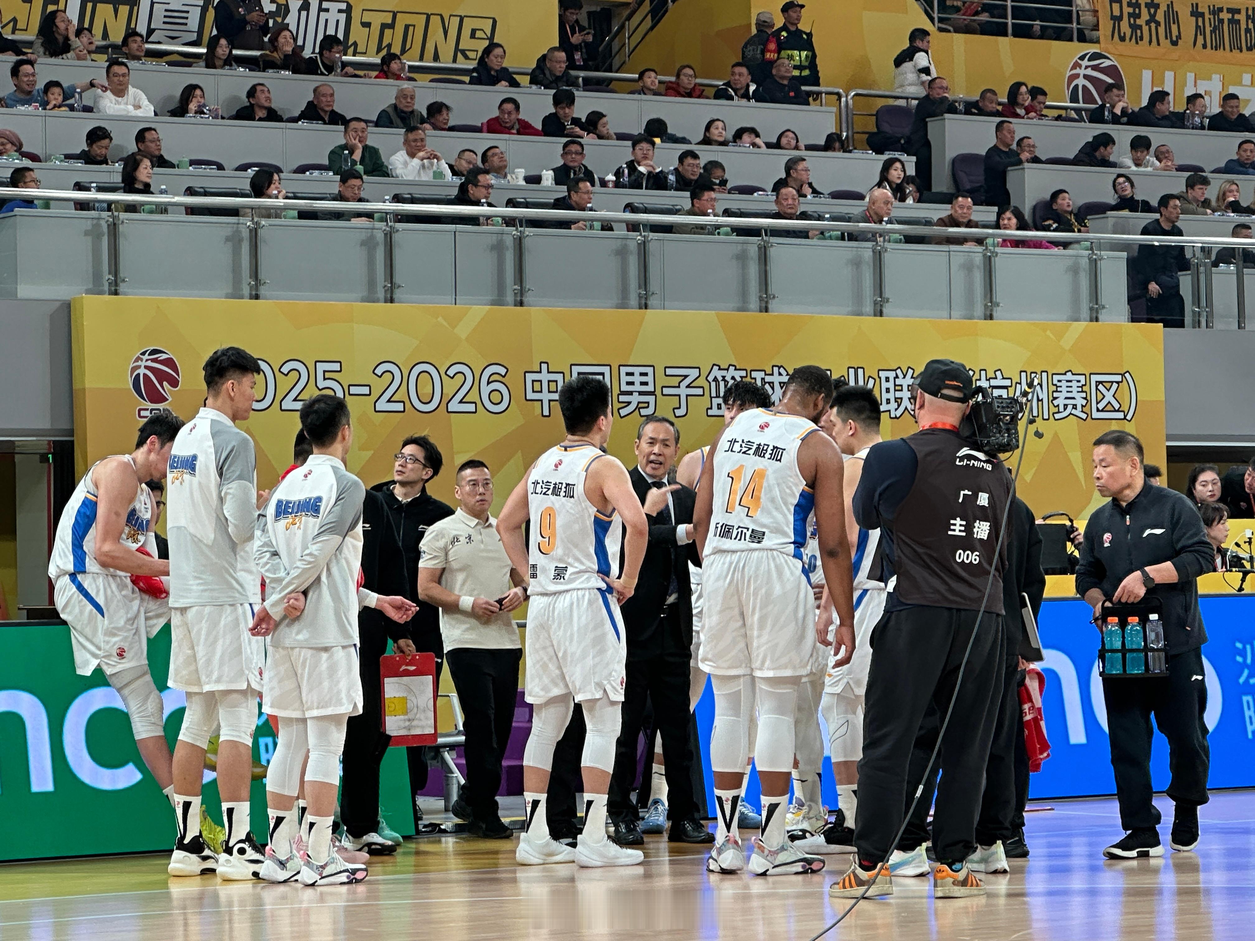 广厦男篮vs北京男篮许导对球队防守很不满意，直接摔了战术板，撒了一地，碎了 杭州