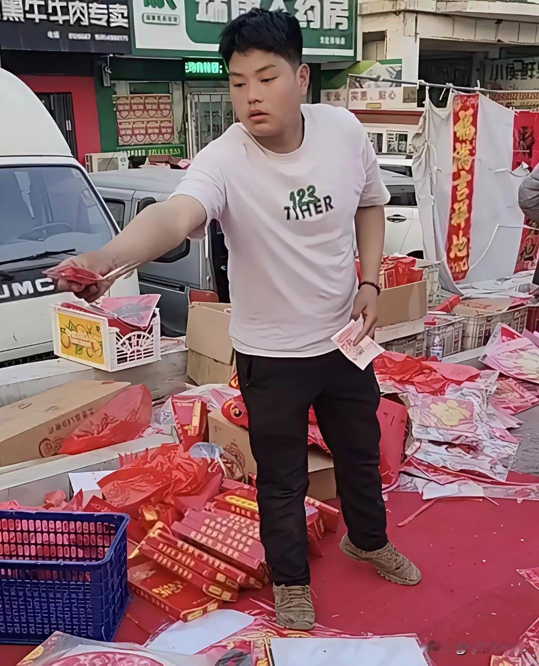 14岁龙凤胎寒冬摆摊卖春联，7天赚3万！这才是少年该有的模样
 
最近山东招远一