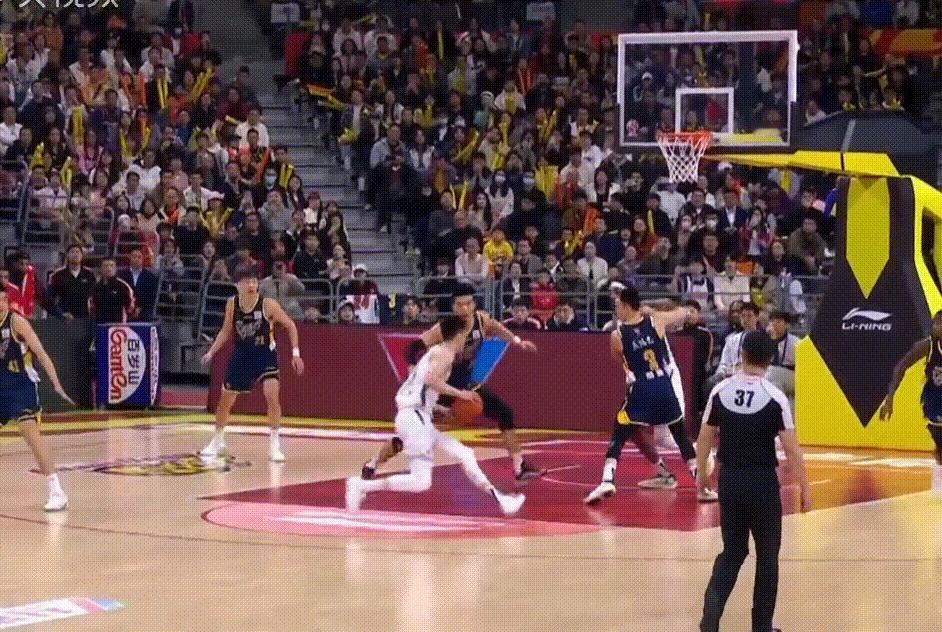 真的好险啊，郭昊文这上下步抛投有点秀，焦泊乔其实已经被晃飞了，可惜没进，比赛进入