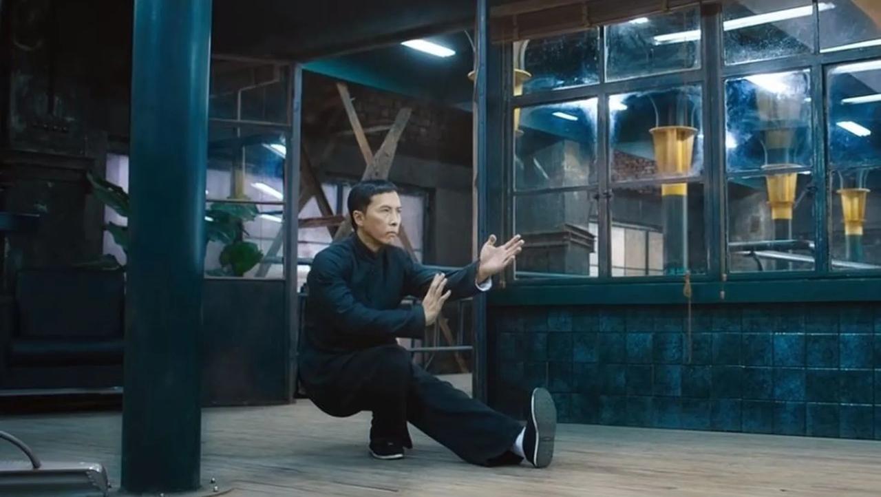 想不明白：叶问动手之前，总有这个下蹲的动作，在实战中到底可以起到什么作用？
  