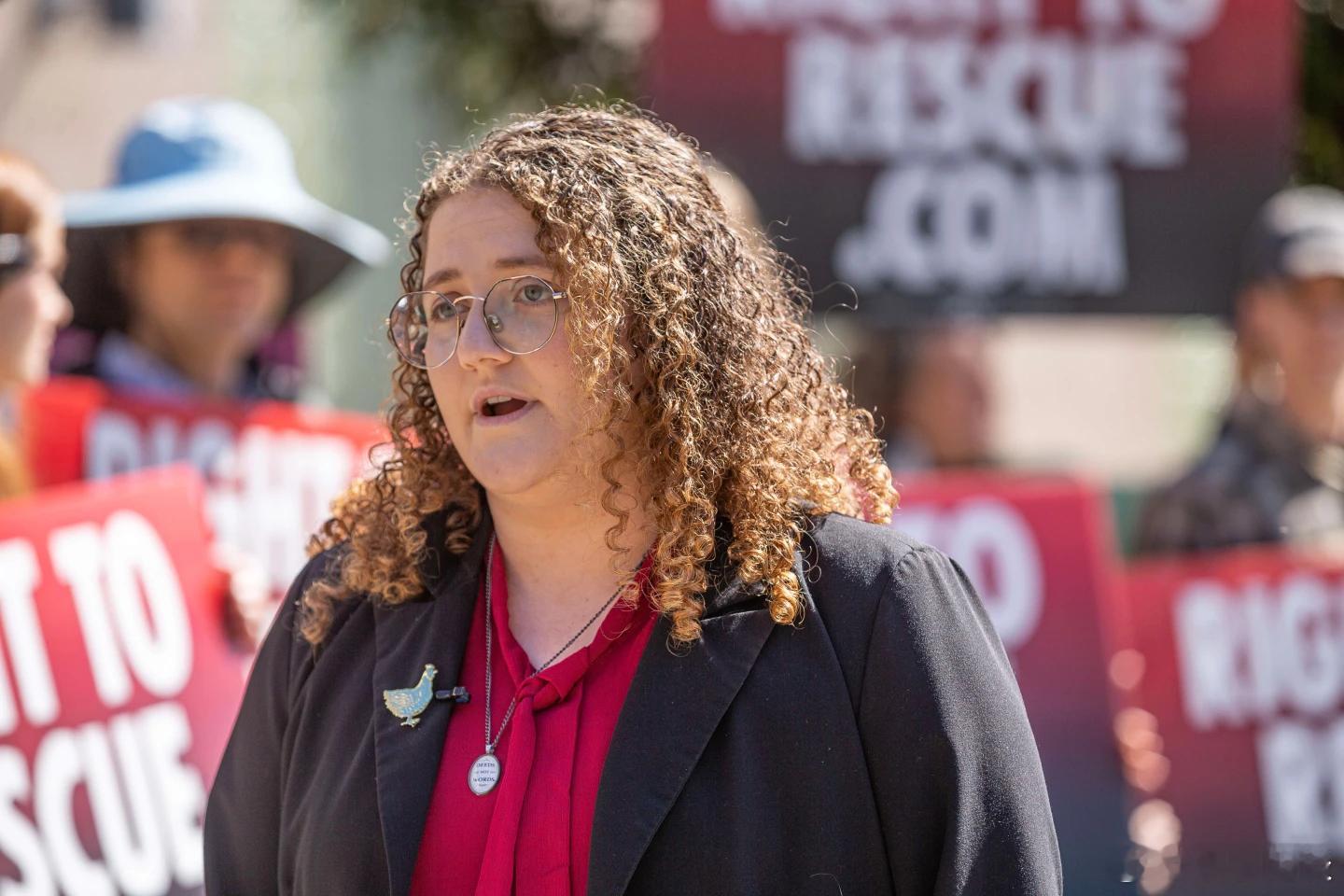 【美国加州一名偷鸡女子受审】[送句中国俗话：偷鸡不成蚀把米......]（美联社