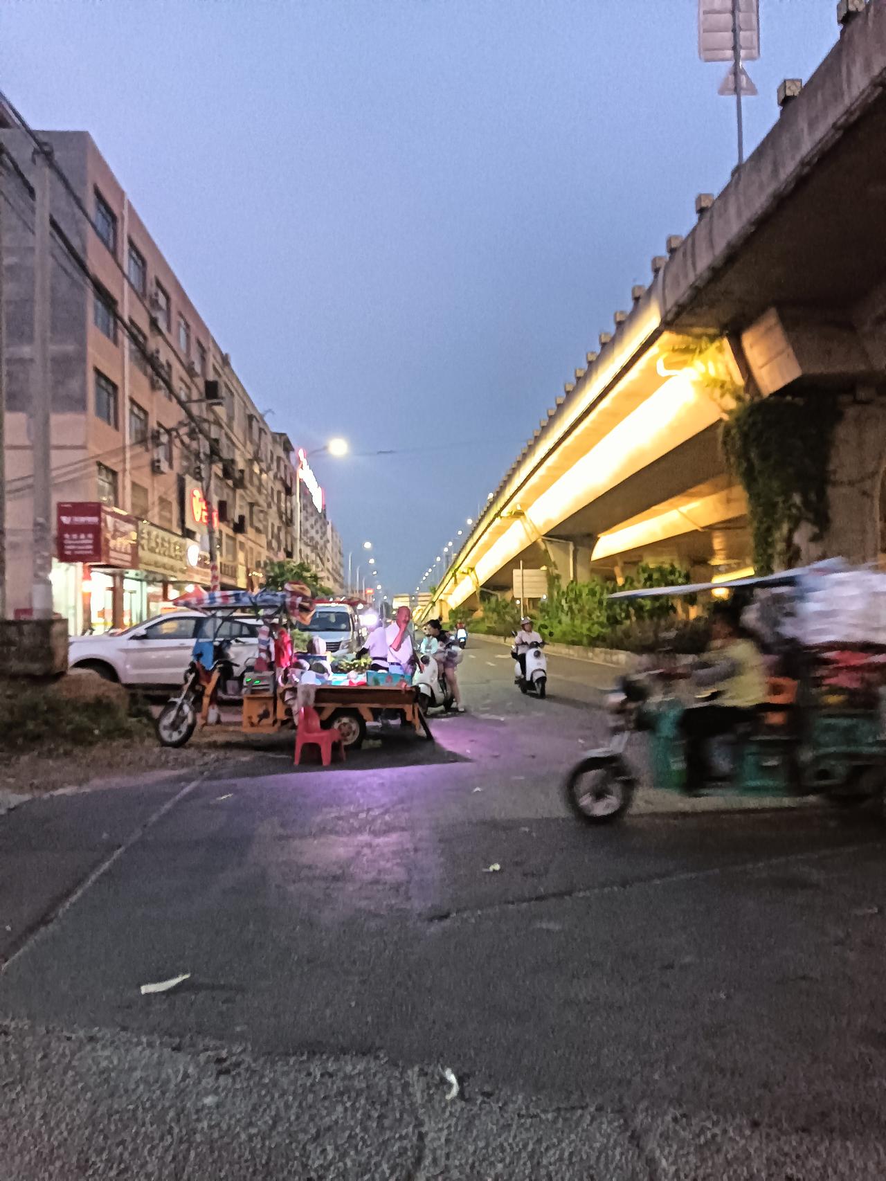 刚经过贵港市高铁站天桥附近，见众多水果档口正摆卖中，近见有档正卖无籽大西瓜。此瓜