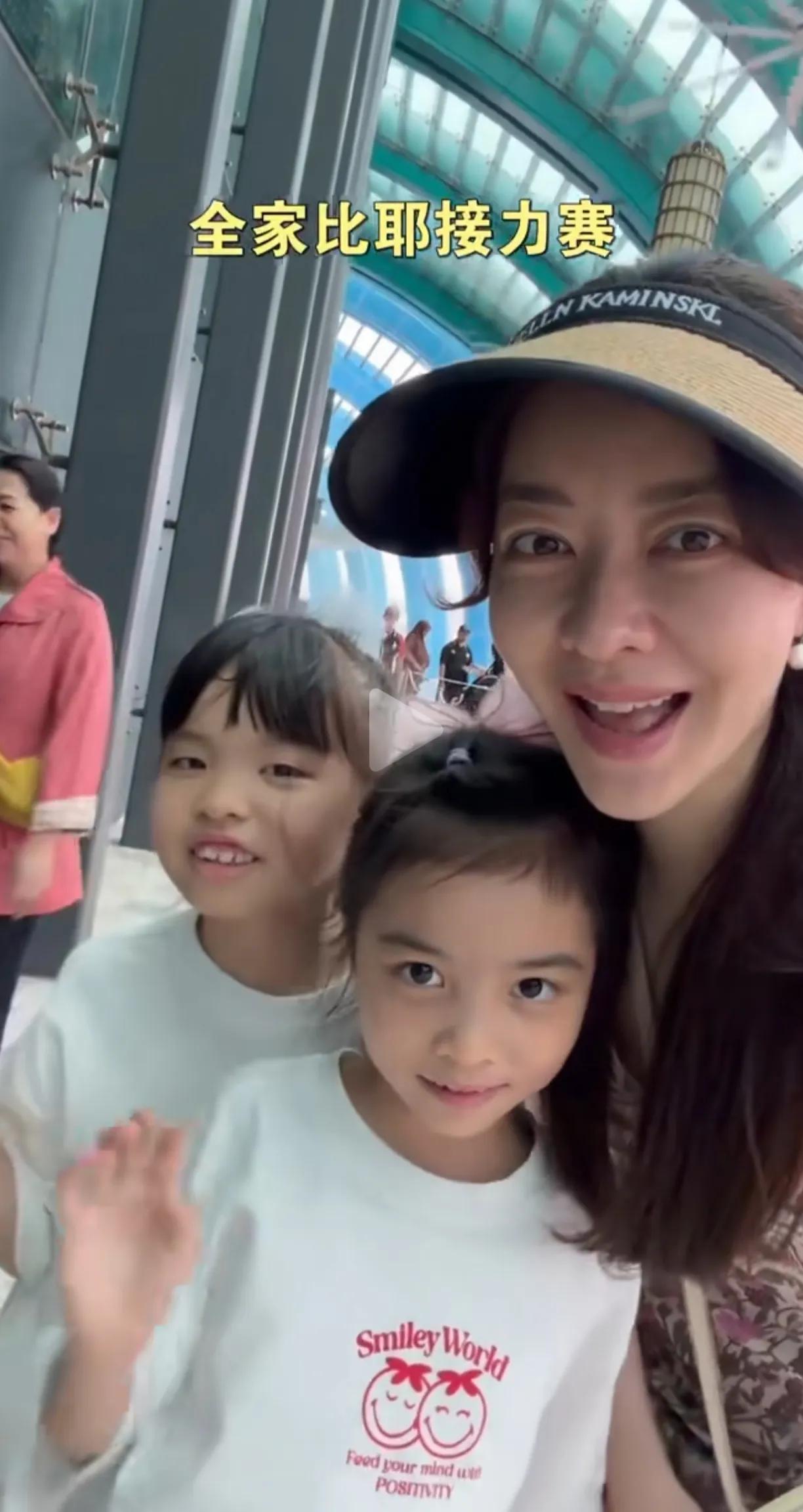 熊黛林的双胞胎女儿，其中一个长得漂亮，另一个长得很普通。