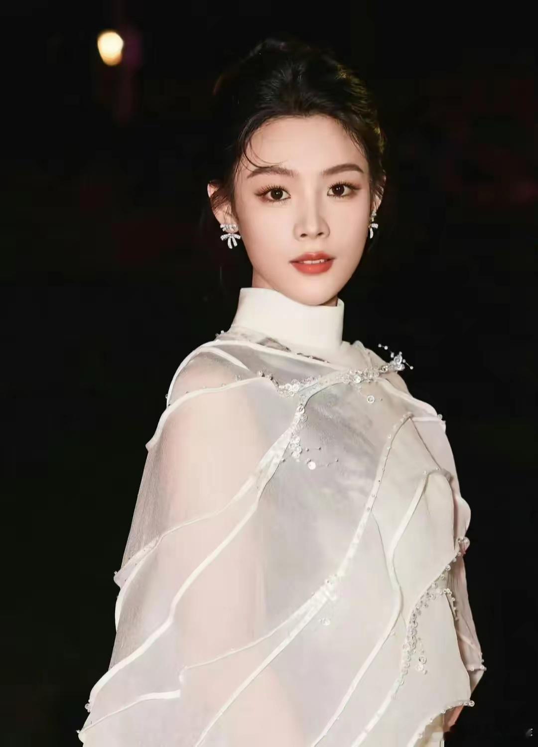 陈丽君端庄大气的一身造型，好漂亮 ​​​