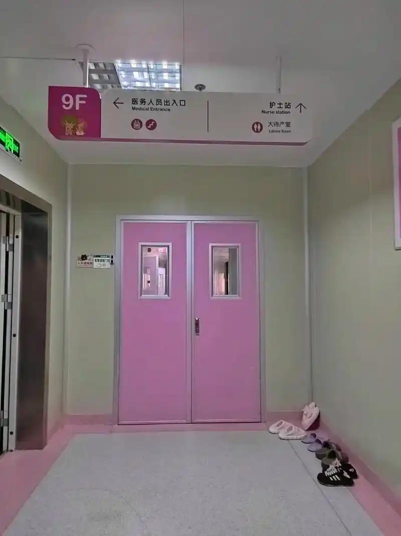 小区凉亭又有新故事了，说是小区22栋有高龄孕妇怀了双胞胎，两家都非常高兴，分娩那
