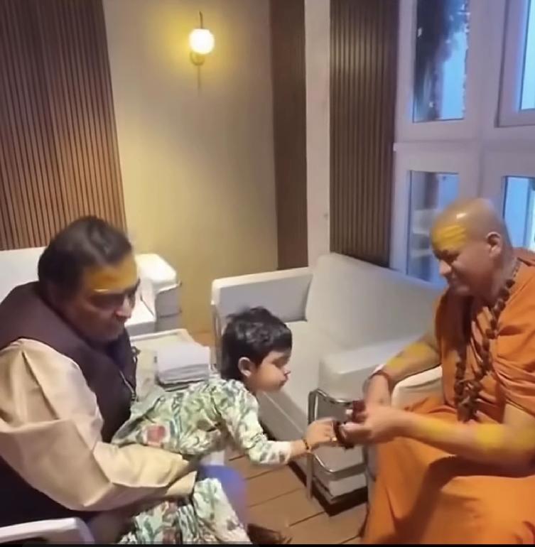 印度婆罗门教主，给印度首富的孙子祈福呢。