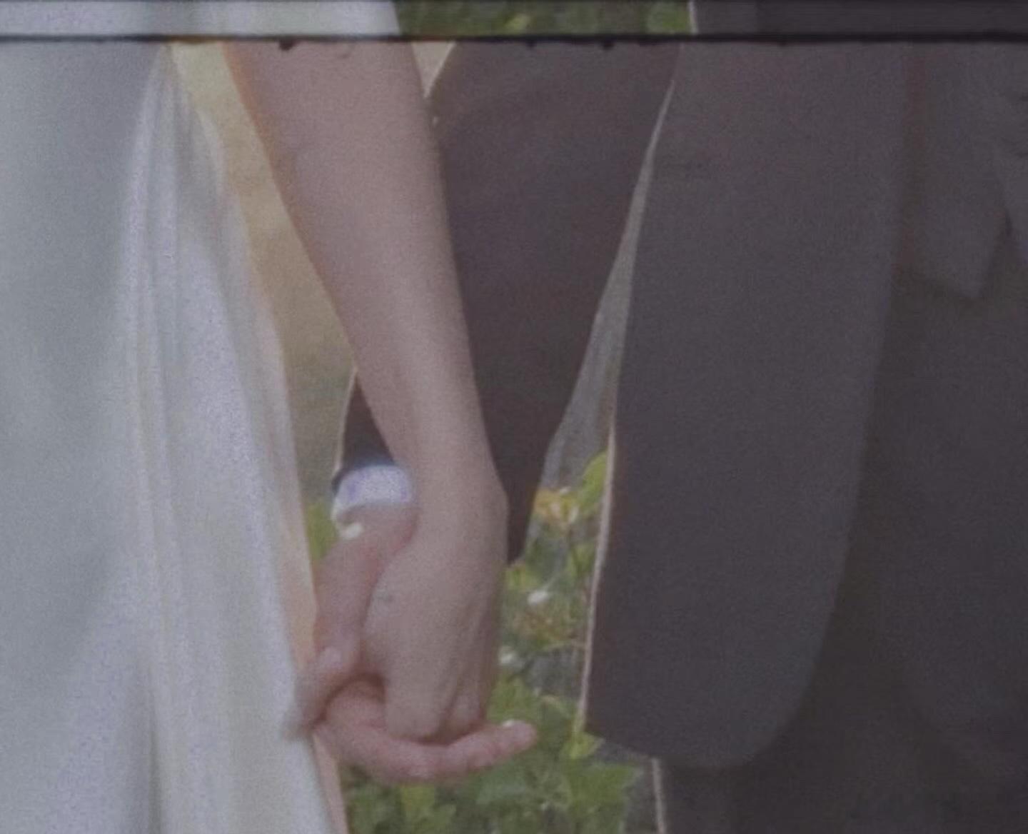 赛琳娜婚纱照   “头纱配比基尼单身派对，简约私密婚礼——赛琳娜根本不屑做传统新
