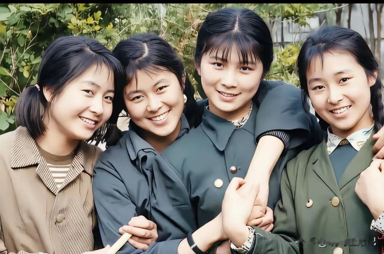 四人中，有一个是家喻户晓的名人，你知道是谁吗？