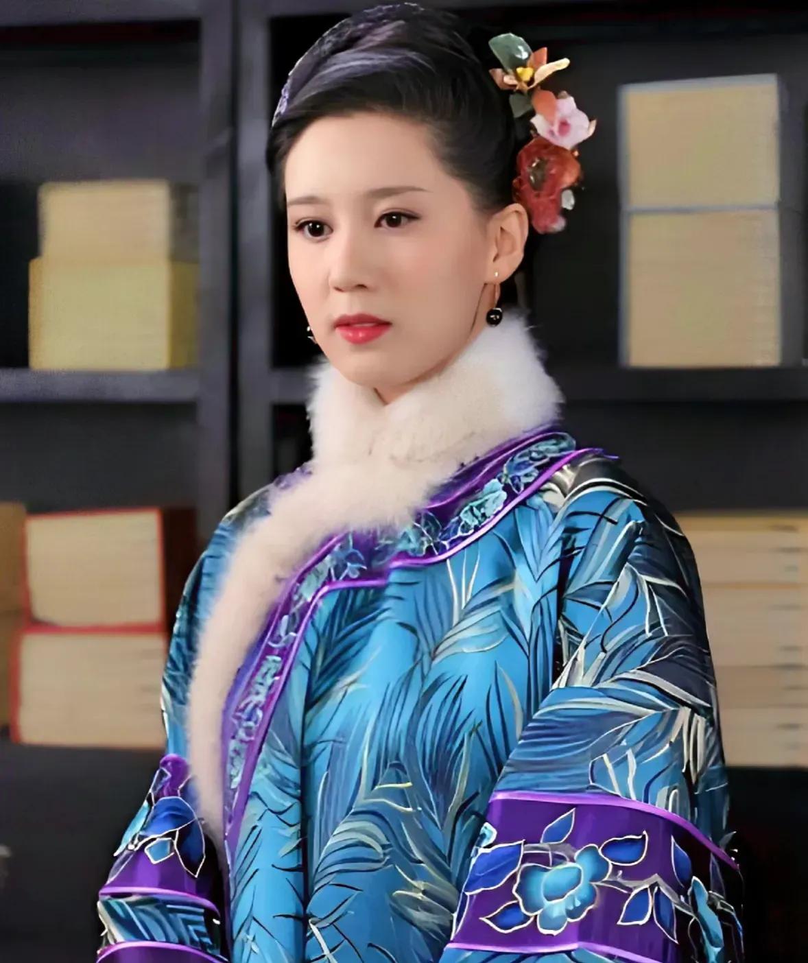 孟静娴跟果郡王真的好般配啊[泣不成声]
国公府嫡女，真正的大家闺秀，浣碧是比不了