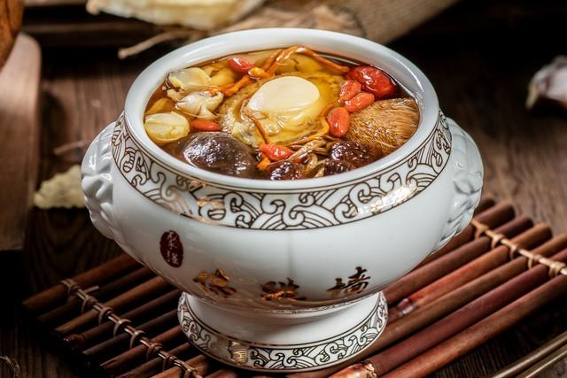 老中医：祛湿最快的捷径有2条，一条是小便，一条是大便
 
“湿邪黏滞”，它不能自