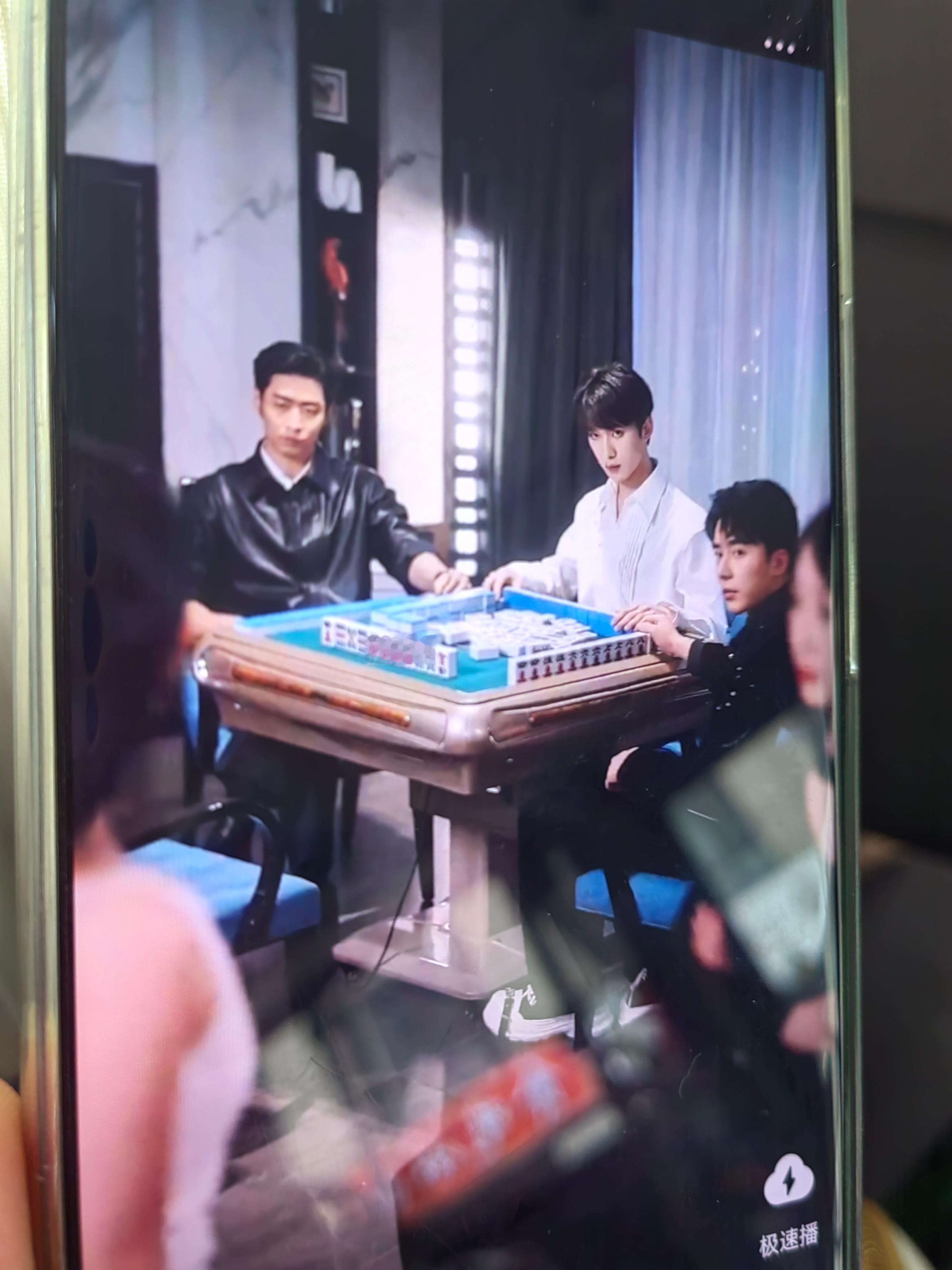 天爷啊我终于能看《钓系娇娇小美人在修罗场求生》了！！感觉也没啥过火的场面呀！！为