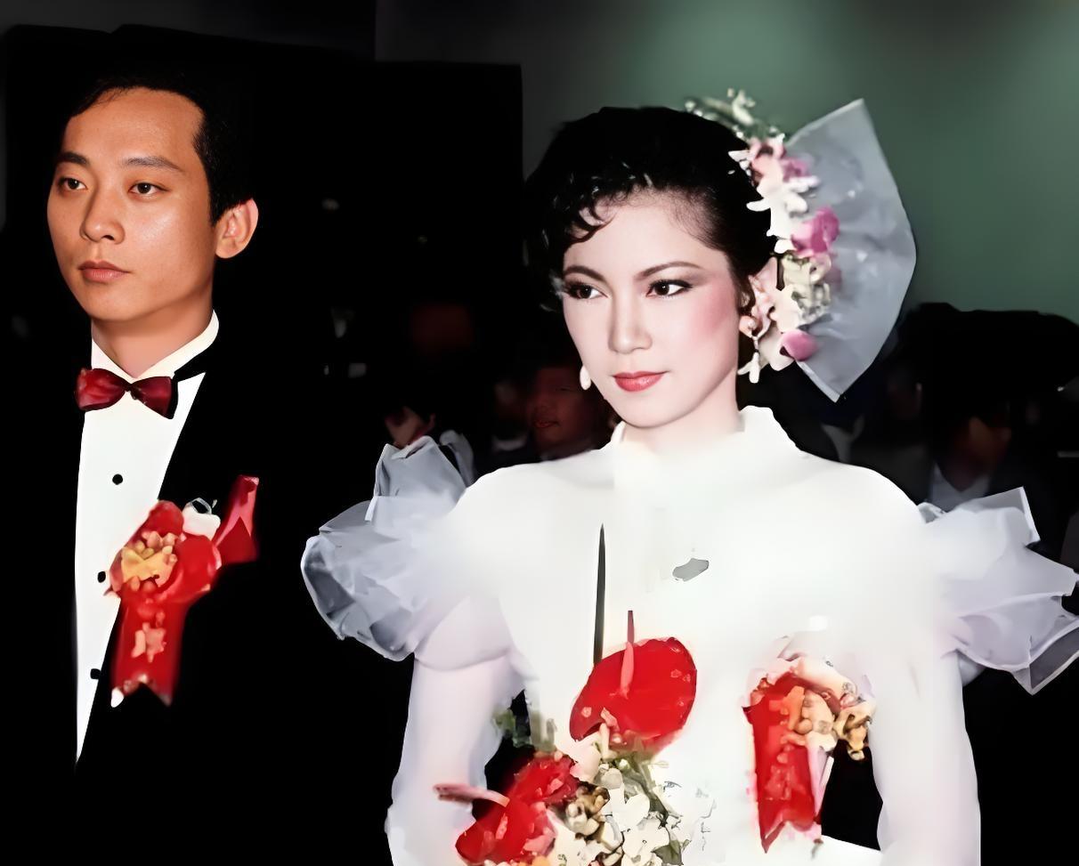 1985年，叛逃至台湾的飞行员萧天润和台湾美女主播张德芬结婚了，婚礼上，萧天润满