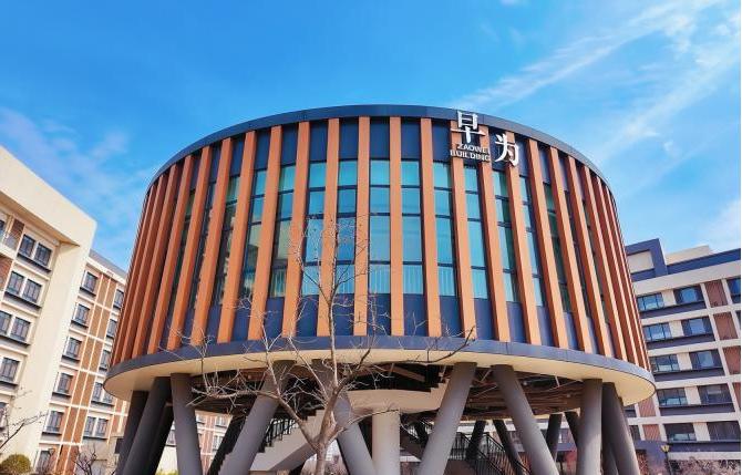 即墨蓝谷板块，传来多个好消息，配套设施加快完善中。

比如，青岛二中蓝谷学校8月