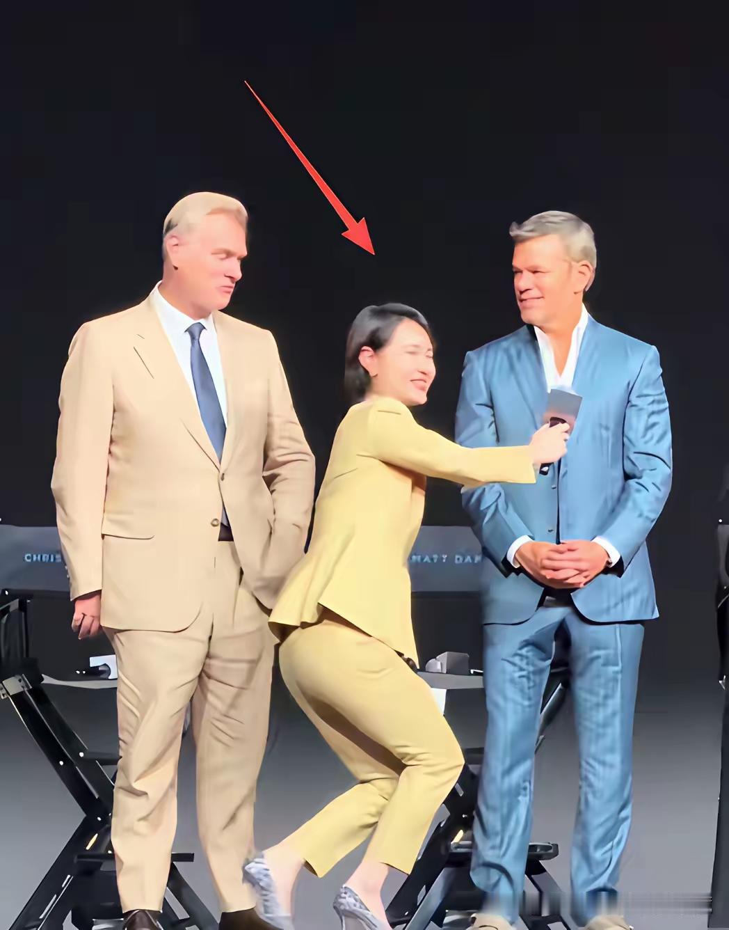 我们看到女持人这个动作，想到了成语“卑躬屈膝”！
这位上海著名女主持人，在台上给