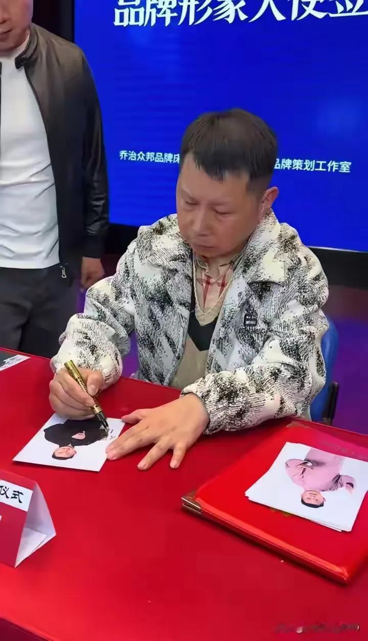重磅，何云伟彻底洗白了？昨天，何云伟代言品牌形象大使，并在现场为前来的人签名赠送