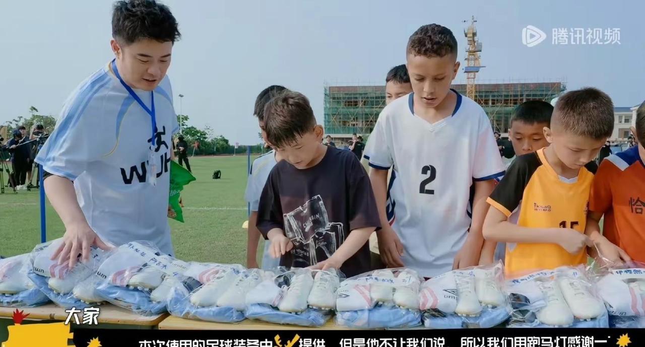 今天是⚽️小子。你还是你，那个为了踢10分钟⚽️步行2小时的鹿晗鹿晗 五哈