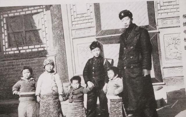 1947年,除夕夜，几个特务把杨虎城的妻子谢葆真捆绑在床上。突然，他们将粗大的针