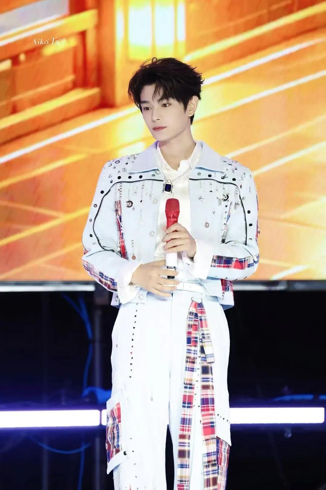 丁禹兮三元中秋活动线下人好多啊，状态也好好[期待] ​​​