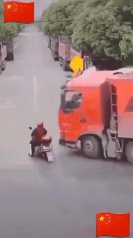 命太大了！骑电动车人遇到失控的大货车，大货车上拉满了沙土，或许是为了避让电动车，