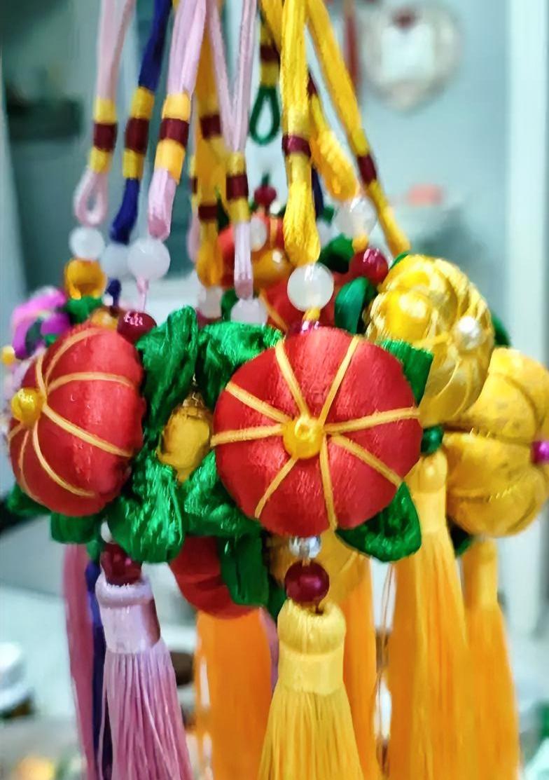 香包包，真吸引人了！
真的很好看，美的精彩！

这组香包色彩明艳得很，红的似火、