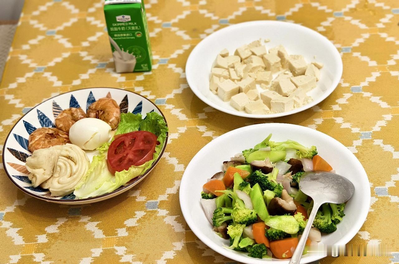 拌豆腐，因为有上班的，没敢放小葱；
轻拌时蔬，西兰花、旱黄瓜、胡萝卜、藕、洋葱和