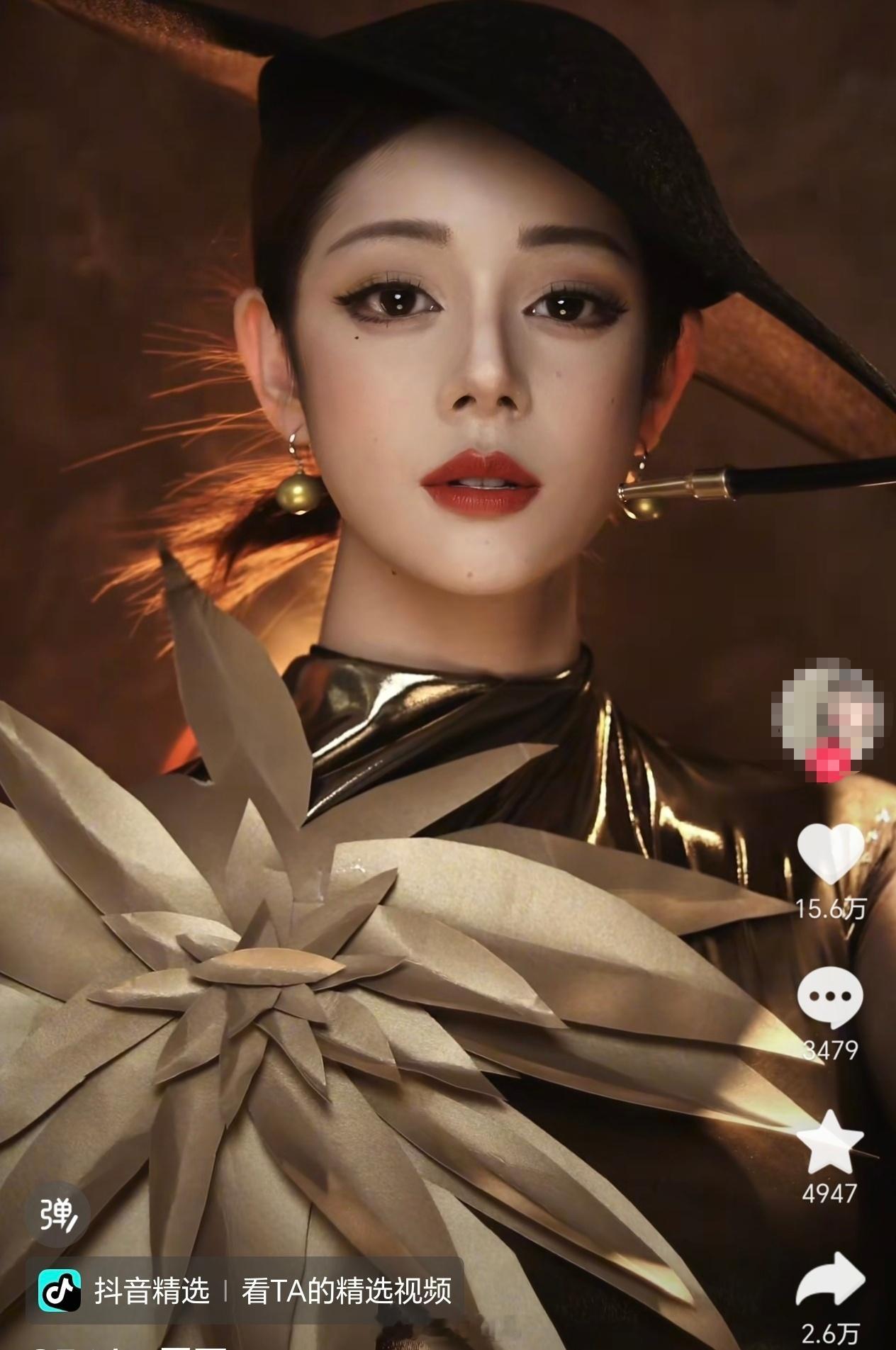 近日抖🎶博主都仿热巴w盛典红毯女王妆热巴每次出现都是大出圈，每次惊艳的都能让全