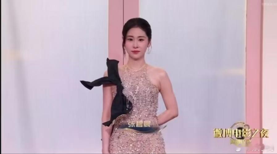 金光闪闪不是夸张，是张碧晨真实写照！张碧晨金色包臀长裙 ​​​
