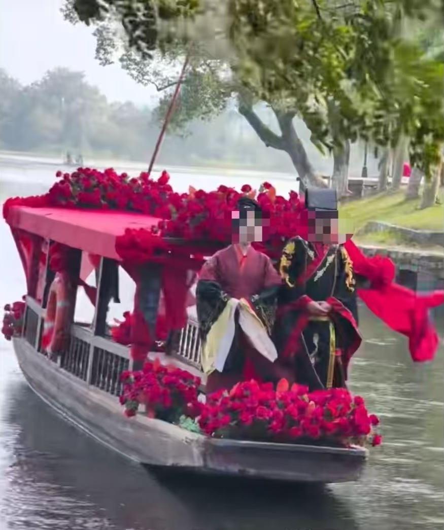 景区回应：已获救，人没事】广西一景区扮秦始皇演员落水 10月28日下午，有游客在