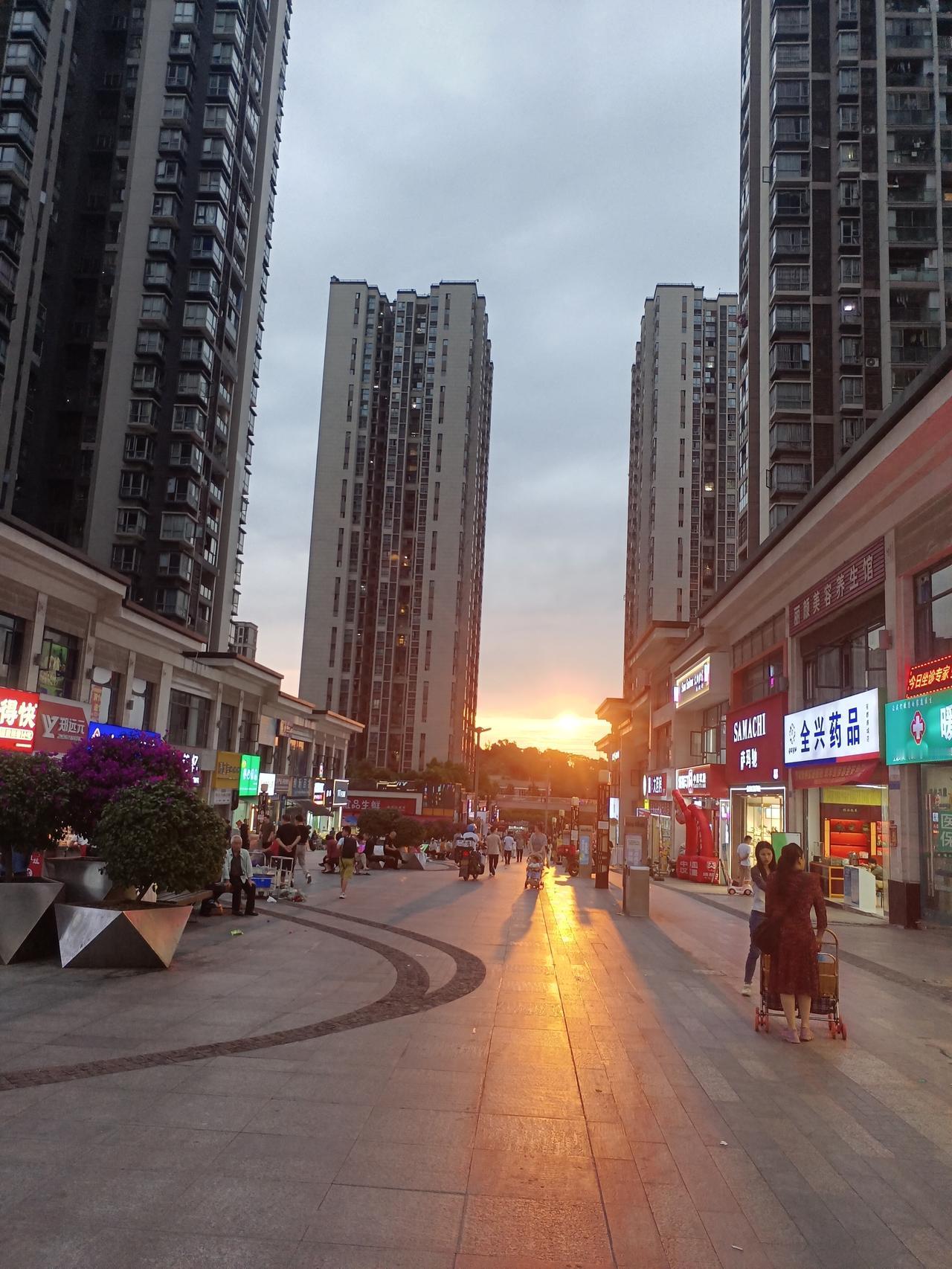上联：贫在闹市无人问，下联怎么对富在深山有远亲！应该是这句吧！你品，你细品！有钱
