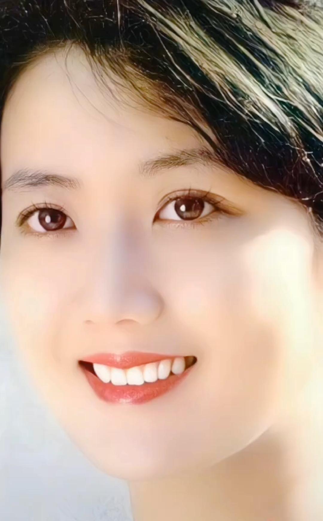 在八十年代的影坛，李秀明宛如一颗璀璨星辰，美到冒泡，她的人生更是足够“传奇”。